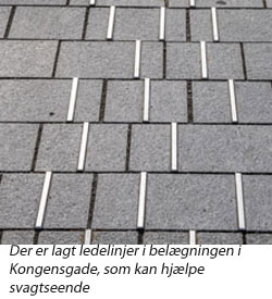 Ledelinjer i belægningen i Kongensgade, som kan hjælpe svagtseende.